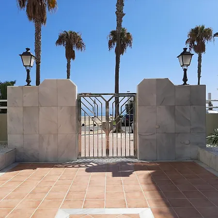 Lola Y Manuela En Primera Linea Playa Carihuela Con Excelente Terraza-jardin De 80 M2 Frente Al Mar Con Aparcamiento Privado Ideal Descansar Oyendo Olas Del Mar Appartamento Torremolinos
