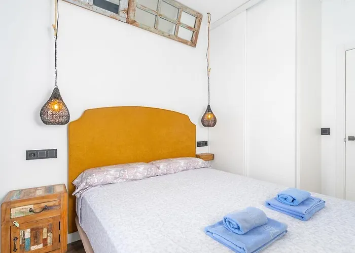 Appartamento Lola Y Manuela En Primera Linea Playa Carihuela Con Excelente Terraza-jardin De 80 M2 Frente Al Mar Con Aparcamiento Privado Ideal Descansar Oyendo Olas Del Mar Torremolinos