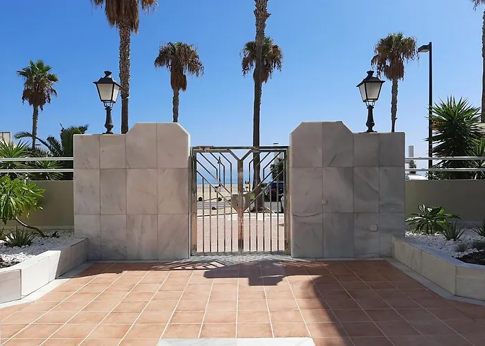 Lola Y Manuela En Primera Linea Playa Carihuela Con Excelente Terraza-jardin De 80 M2 Frente Al Mar Con Aparcamiento Privado Ideal Descansar Oyendo Olas Del Mar Appartamento Torremolinos