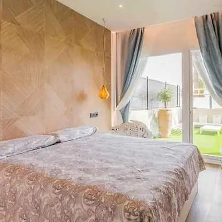 Lola Y Manuela En Primera Linea Playa Carihuela Con Excelente Terraza-jardin De 80 M2 Frente Al Mar Con Aparcamiento Privado Ideal Descansar Oyendo Olas Del Mar * Torremolinos