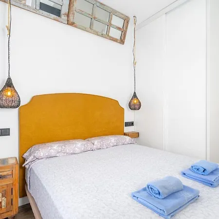 Appartement Lola Y Manuela En Primera Linea Playa Carihuela Con Excelente Terraza-jardin De 80 M2 Frente Al Mar Con Aparcamiento Privado Ideal Descansar Oyendo Olas Del Mar Torremolinos