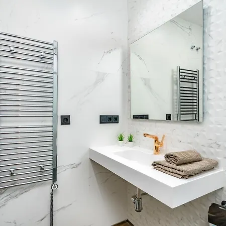 Lola Y Manuela En Primera Linea Playa Carihuela Con Excelente Terraza-jardin De 80 M2 Frente Al Mar Con Aparcamiento Privado Ideal Descansar Oyendo Olas Del Mar