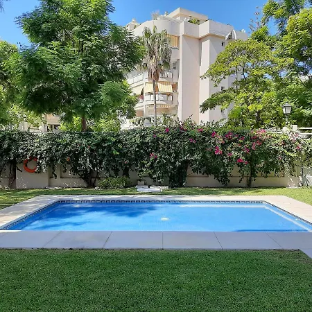Apartamento Lola Y Manuela En Primera Línea Playa Carihuela Con Excelente Terraza-jardin De 80 M2 Frente Al Mar Con Aparcamiento Privado Ideal Descansar Oyendo Olas Del Mar Torremolinos
