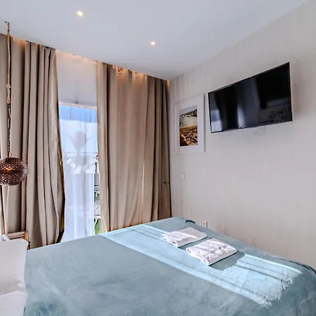Lola Y Manuela: Beachfront Oasis With Sea-view Terrace * Torremolinos