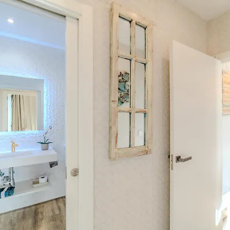 Lola Y Manuela: Beachfront Oasis With Sea-view Terrace Torremolinos
