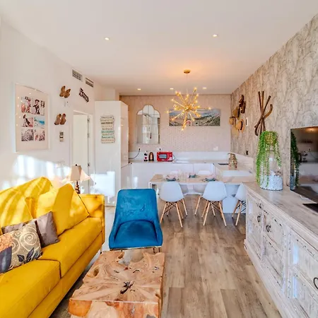 Apartment Lola Y Manuela: Beachfront Oasis With Sea-view Terrace *