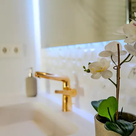Lola Y Manuela: Beachfront Oasis With Sea-view Terrace Apartment Torremolinos