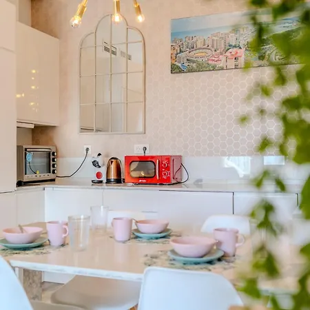 Lola Y Manuela: Beachfront Oasis With Sea-view Terrace Torremolinos