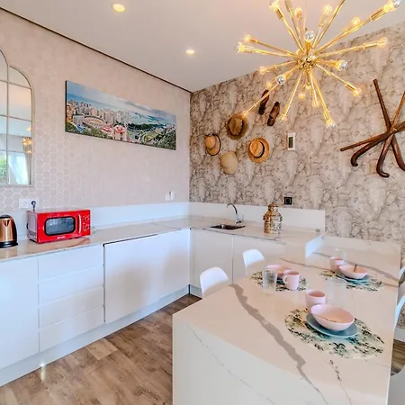 Lola Y Manuela: Beachfront Oasis With Sea-view Terrace Torremolinos