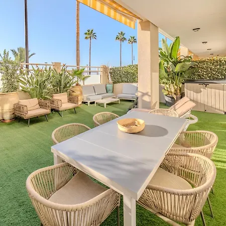 Lola Y Manuela: Beachfront Oasis With Sea-view Terrace Torremolinos