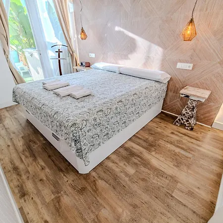 Lola Y Manuela: Beachfront Oasis With Sea-view Terrace * Torremolinos