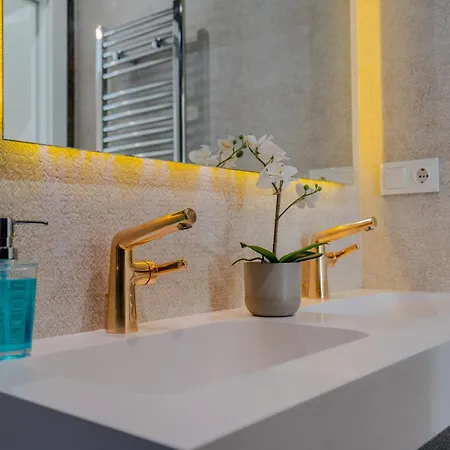 Lola Y Manuela: Beachfront Oasis With Sea-view Terrace Apartment Torremolinos