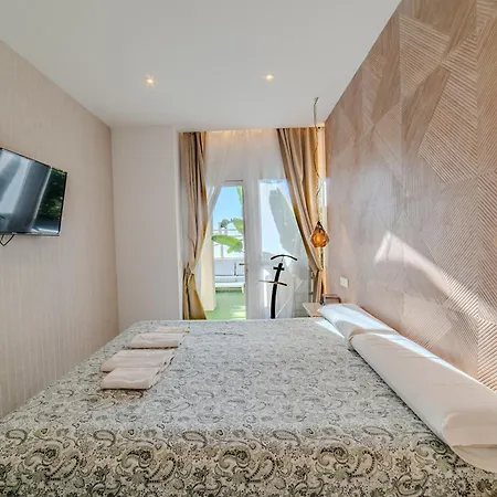 Apartment Lola Y Manuela: Beachfront Oasis With Sea-view Terrace Torremolinos