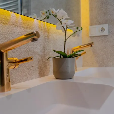 Lola Y Manuela: Beachfront Oasis With Sea-view Terrace Apartment Torremolinos