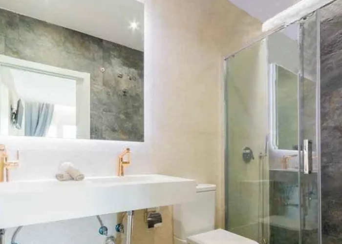 Apartment Lola Y Manuela: Beachfront Oasis With Sea-view Terrace Torremolinos