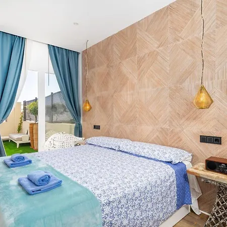 Lola Y Manuela En Primera Linea Playa Carihuela Con Excelente Terraza-jardin De 80 M2 Frente Al Mar Con Aparcamiento Privado Ideal Descansar Oyendo Olas Del Mar * Torremolinos