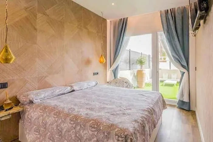 Lola Y Manuela En Primera Línea Playa Carihuela Con Excelente Terraza-jardin De 80 M2 Frente Al Mar Con Aparcamiento Privado Ideal Descansar Oyendo Olas Del Mar * Torremolinos