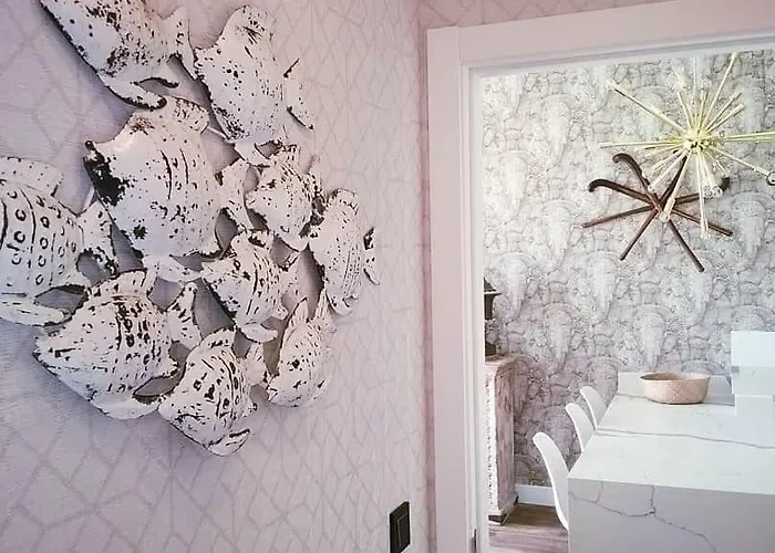 Lola Y Manuela En Primera Línea Playa Carihuela Con Excelente Terraza-jardin De 80 M2 Frente Al Mar Con Aparcamiento Privado Ideal Descansar Oyendo Olas Del Mar Torremolinos