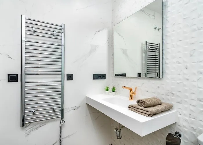 Lola Y Manuela En Primera Línea Playa Carihuela Con Excelente Terraza-jardin De 80 M2 Frente Al Mar Con Aparcamiento Privado Ideal Descansar Oyendo Olas Del Mar