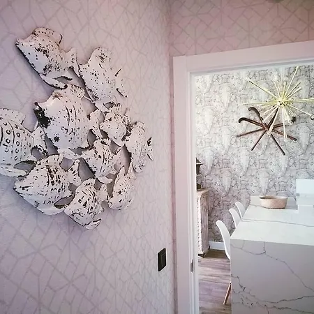 Lola Y Manuela En Primera Linea Playa Carihuela Con Excelente Terraza-jardin De 80 M2 Frente Al Mar Con Aparcamiento Privado Ideal Descansar Oyendo Olas Del Mar Torremolinos