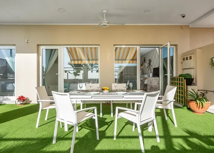 Apartment Lola Y Manuela En Primera Linea Playa Carihuela Con Excelente Terraza-jardin De 80 M2 Frente Al Mar Con Aparcamiento Privado Ideal Descansar Oyendo Olas Del Mar Torremolinos